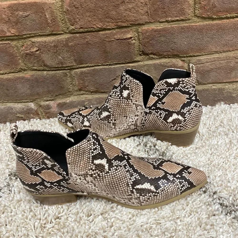Snakeskin Pointed Toe Bootie Size 8 NWOT - Picture 5 of 8